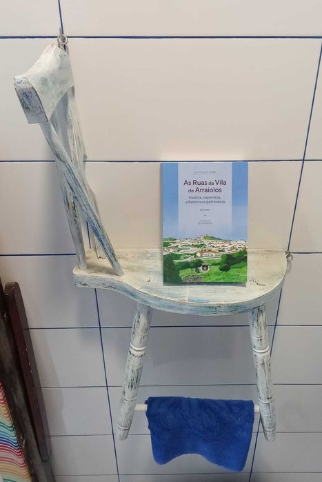 Prateleira/toalheiro de cadeira