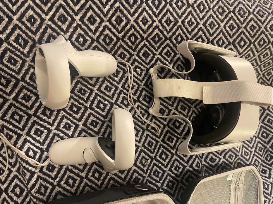 Oculus Quest 2 - 64 GB including a AMVR Carrying Case