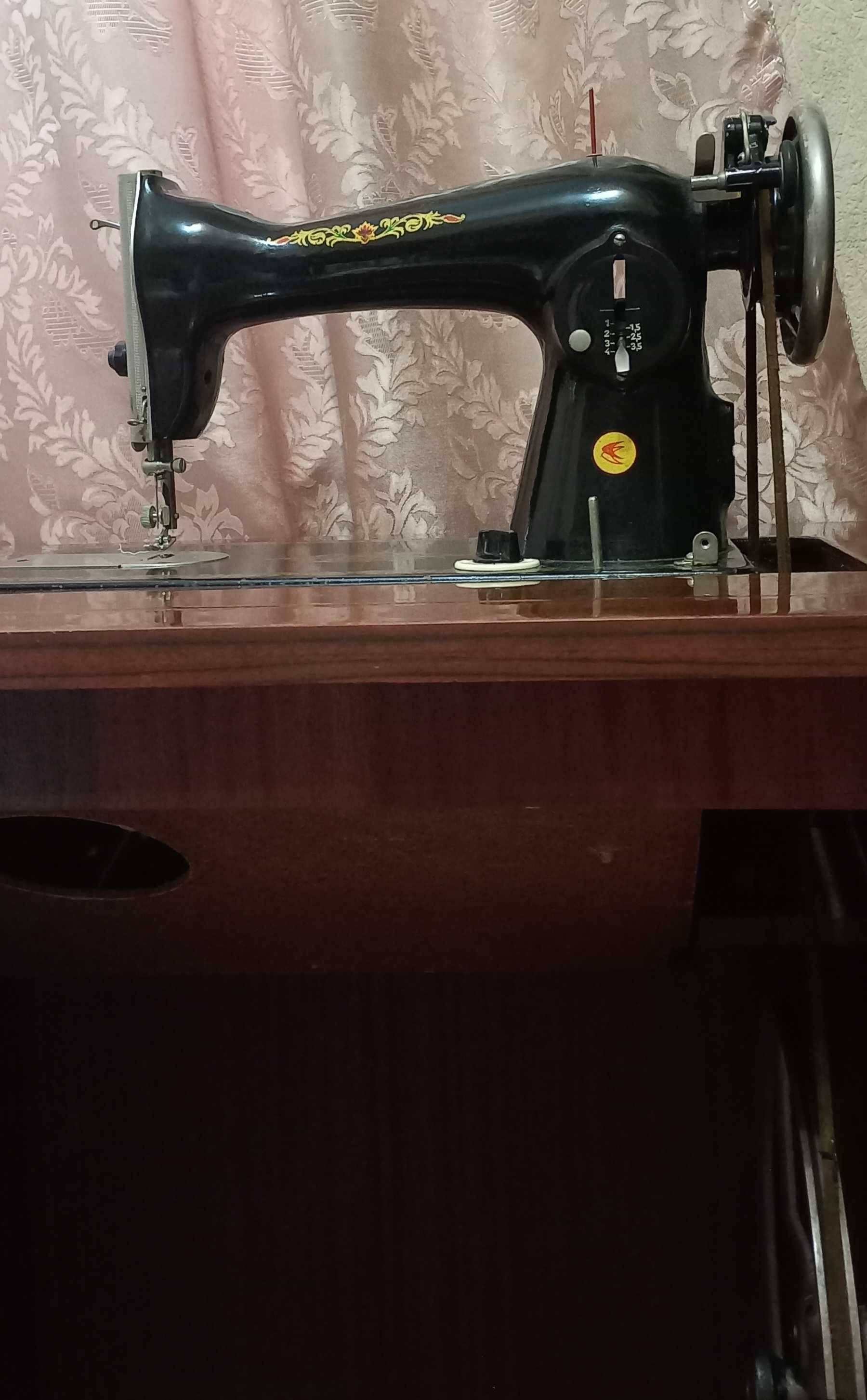 Швейна машинка "Подольськ-2М" з тумбою робоча в гарному стані