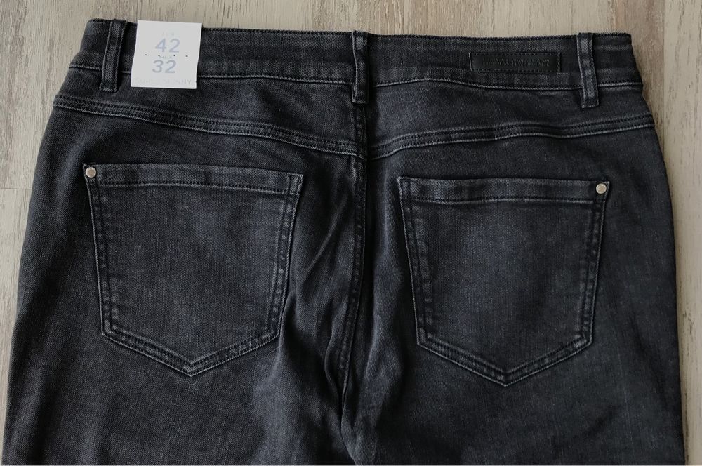 Calças pretas com pérolas (Lefties, tamanho 42)