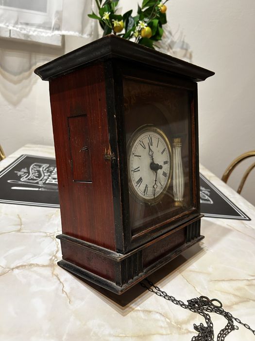 Stary zegar wiszacy z XIX w