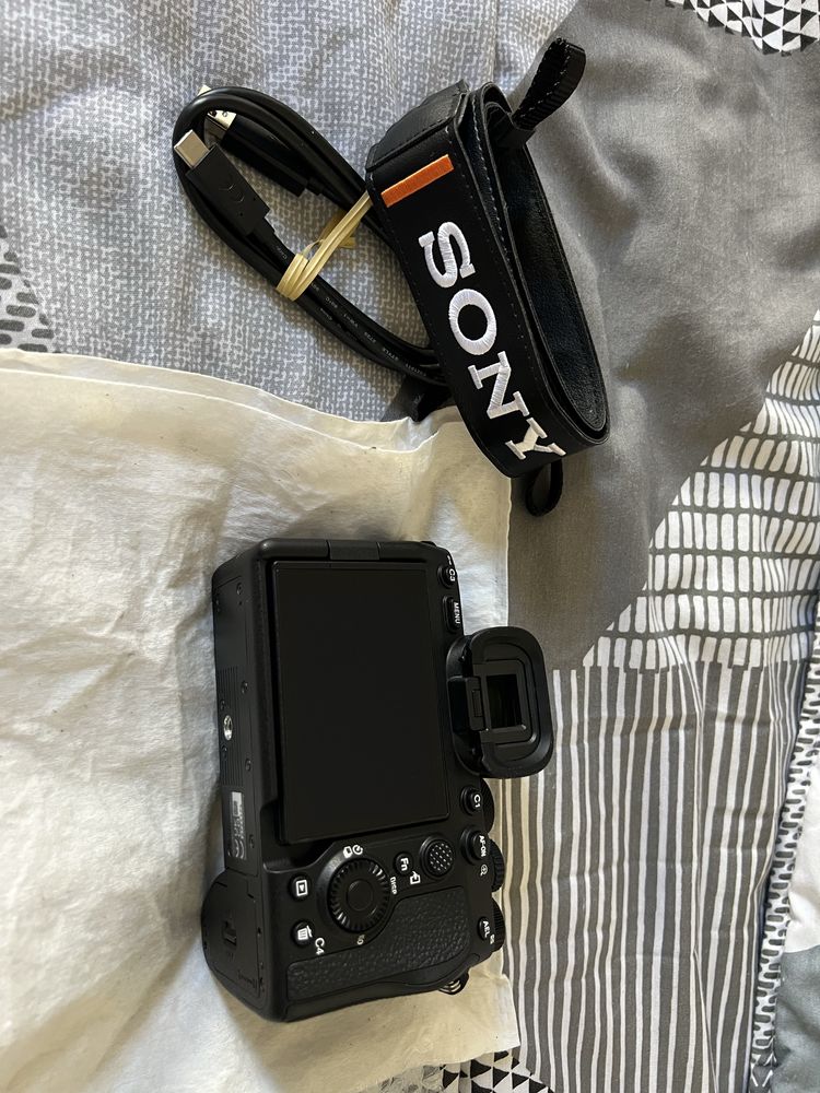 Camera Sony a7 Mark IV / Objetiva SEL35F18F 35-18mm