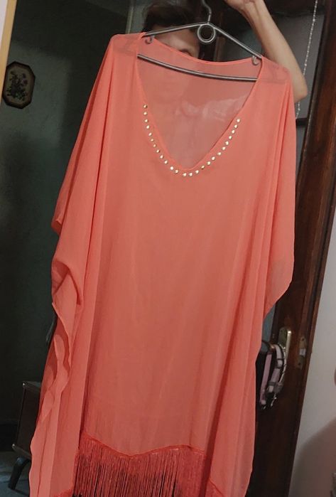 Жіноча пляжна накидка.