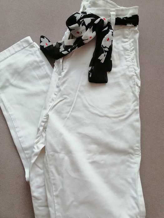 Białe, idealne na lato spodnie w rozmiarze S