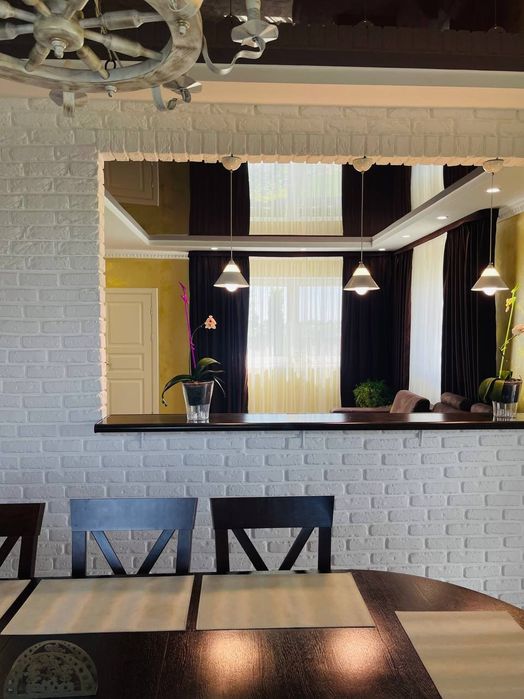 Продається двоповерховий ексклюзивний будинок в передмісті