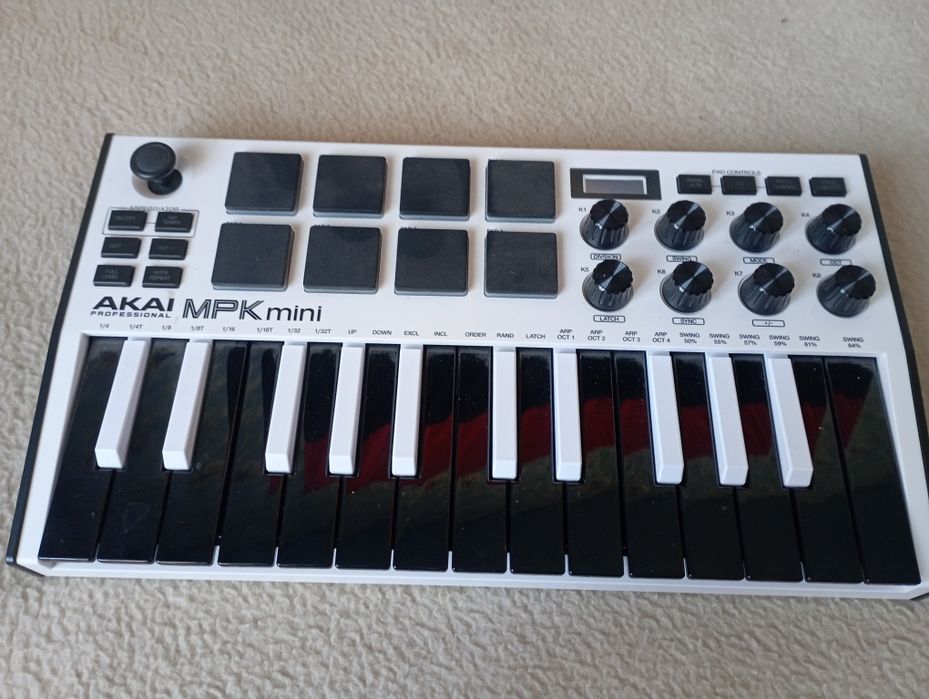 AKAI MPKmini midi клавіатура