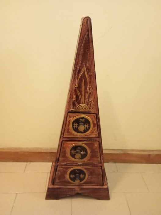 Pequeno móvel pirâmide de madeira