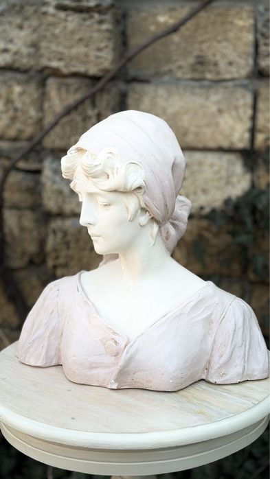 Бюст большой Девушка в косынке, подпись автора,  из Европы.