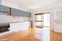Apartamento T3 Remodelado no Centro da Vila de Porto de Mós