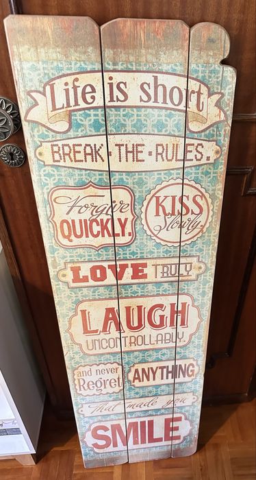Painel com dizeres “Life is Short”