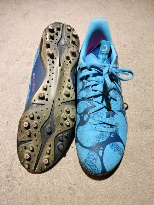 Chuteiras azuis e pretas