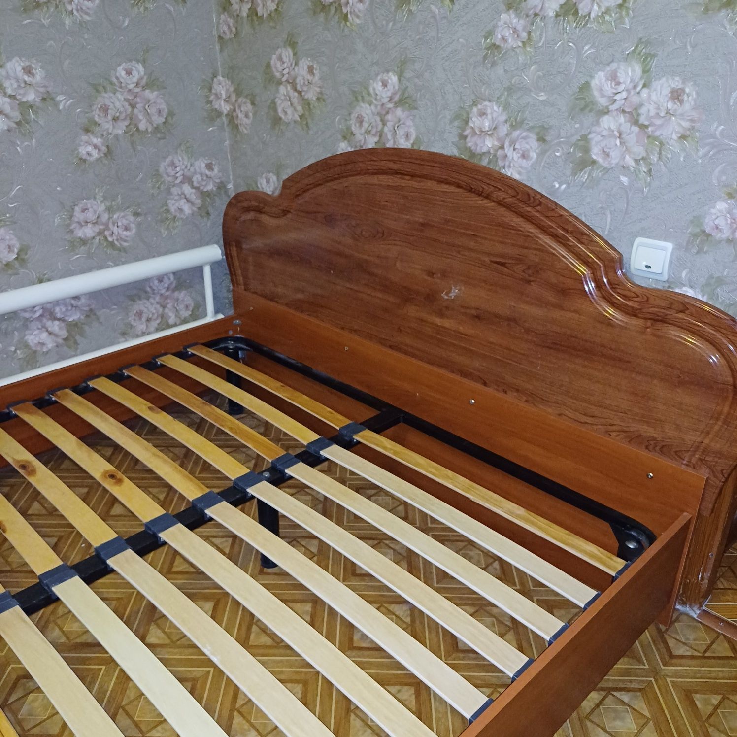 Кровать,комод...