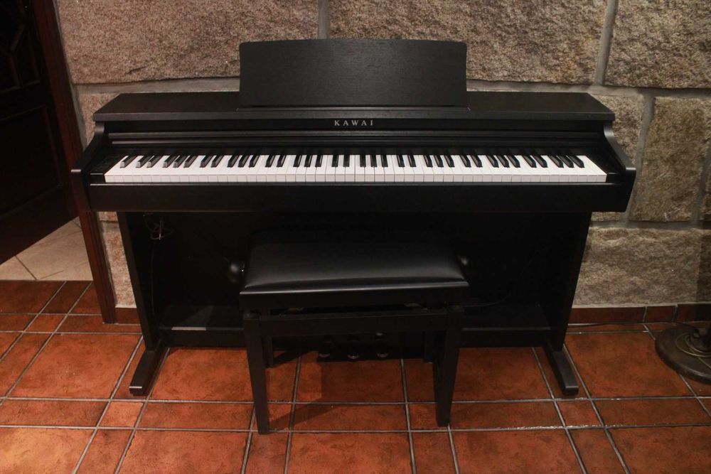 Piano kawai novo com banco de pele
