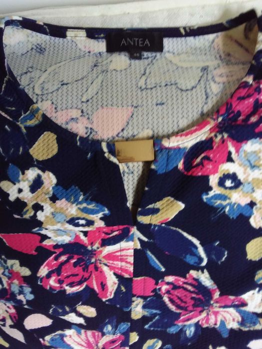 Blusa padrão flores com aplique em metal