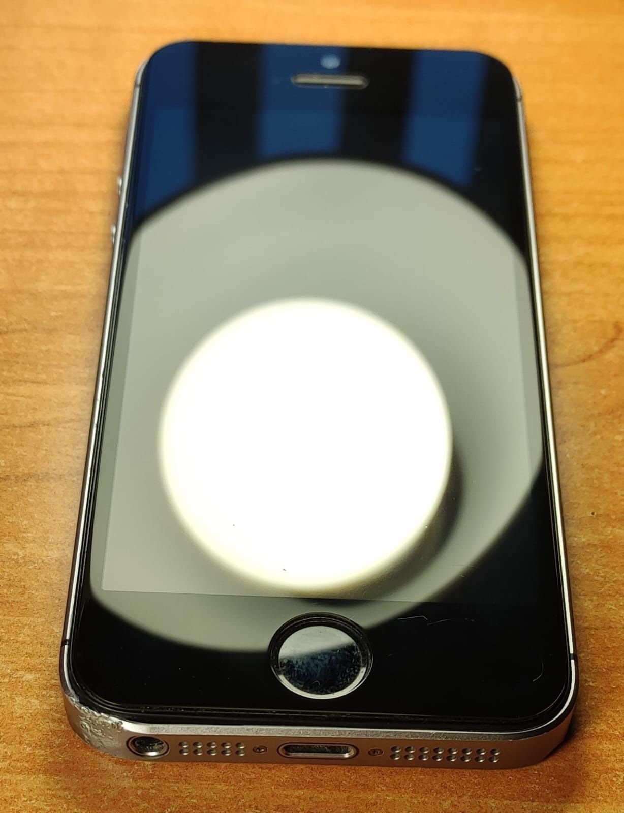iPhone SE ładowarka i kabel stan widoczny na zdjęciach