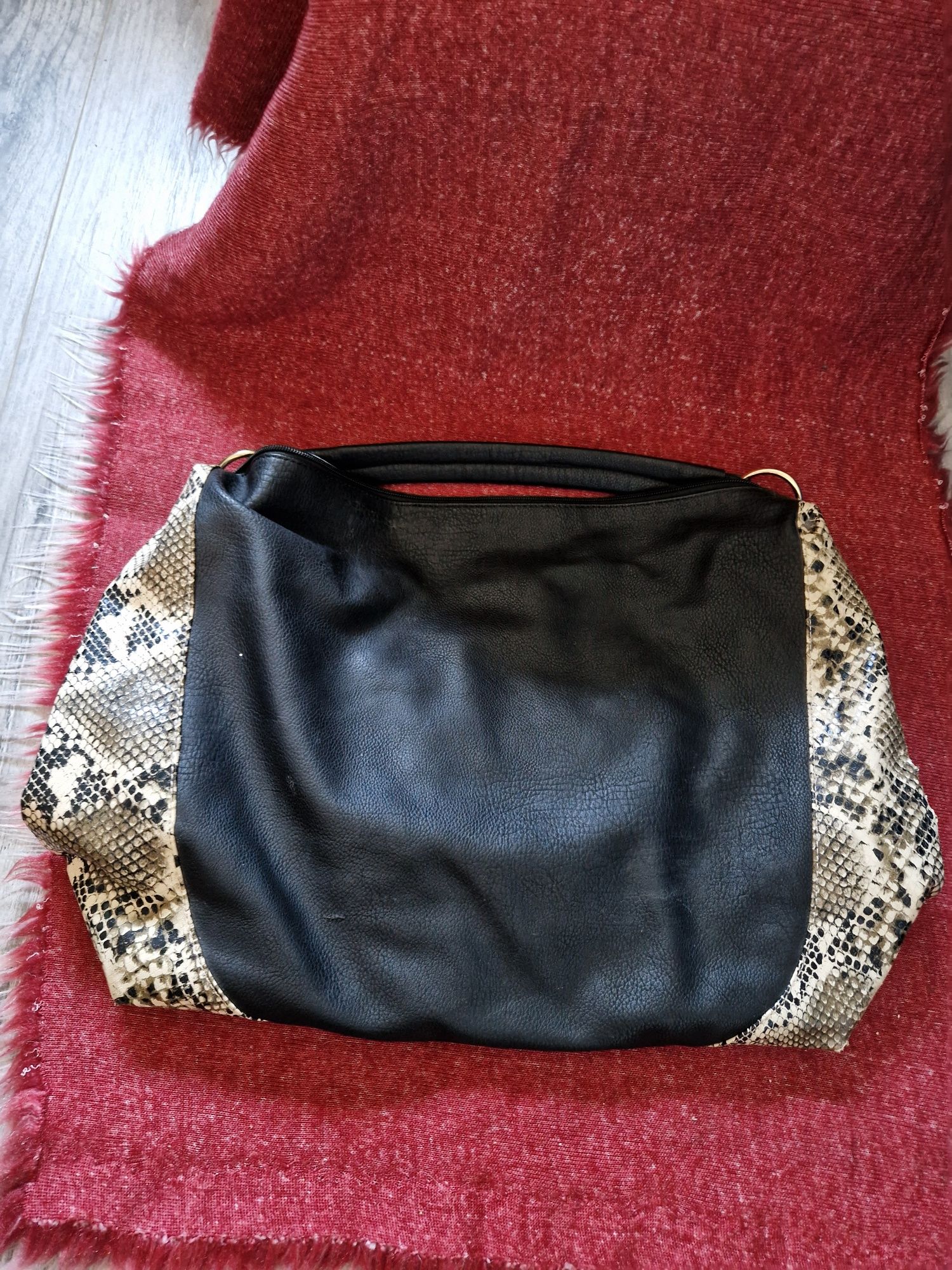 Czarna torba shopper z wężowym wzorem