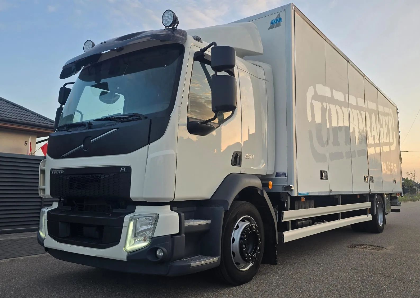 Volvo FL 250 Euro 6 kurierka otwierany bok 18ton DMC 8710kg ładowność świeży import!  zadbany super stan!