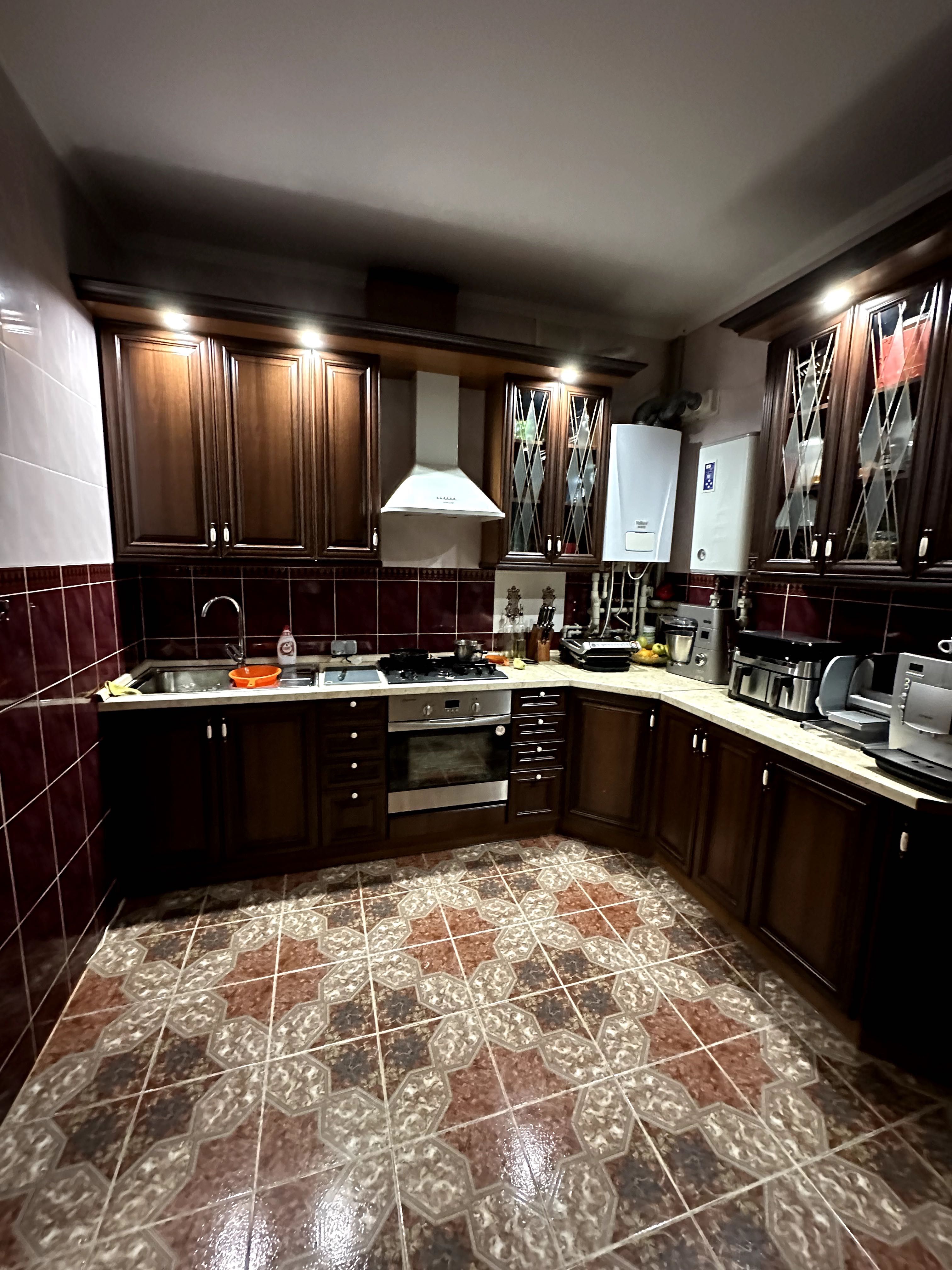Продаж будинку 622 м.кв як для житла, так і комерційна інвестиція