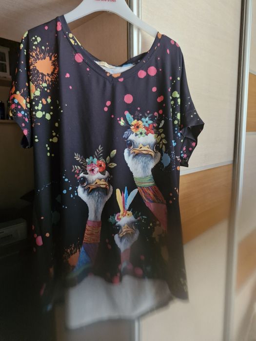 Tunika czarną w kolorowe aplikacje