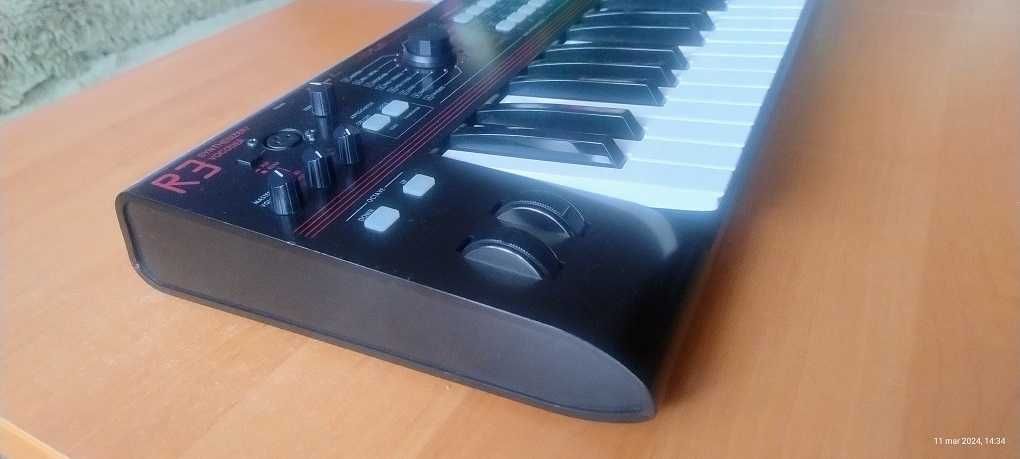 KORG R3 syntezator