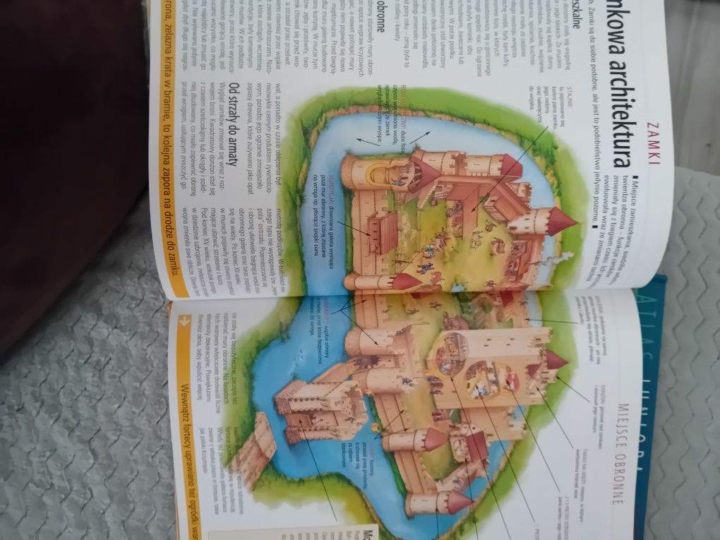 Książka Atlas Juniora Historia "Zamki"