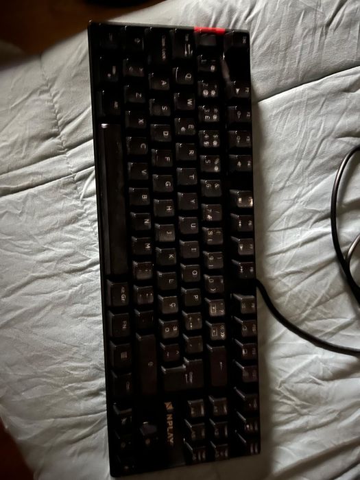 Computador com monitores, teclados e ratos