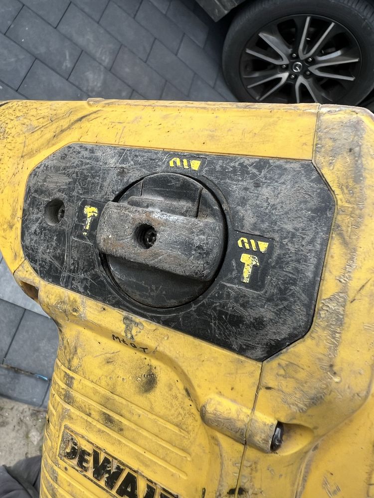 Młot wyburzeniowy dewalt