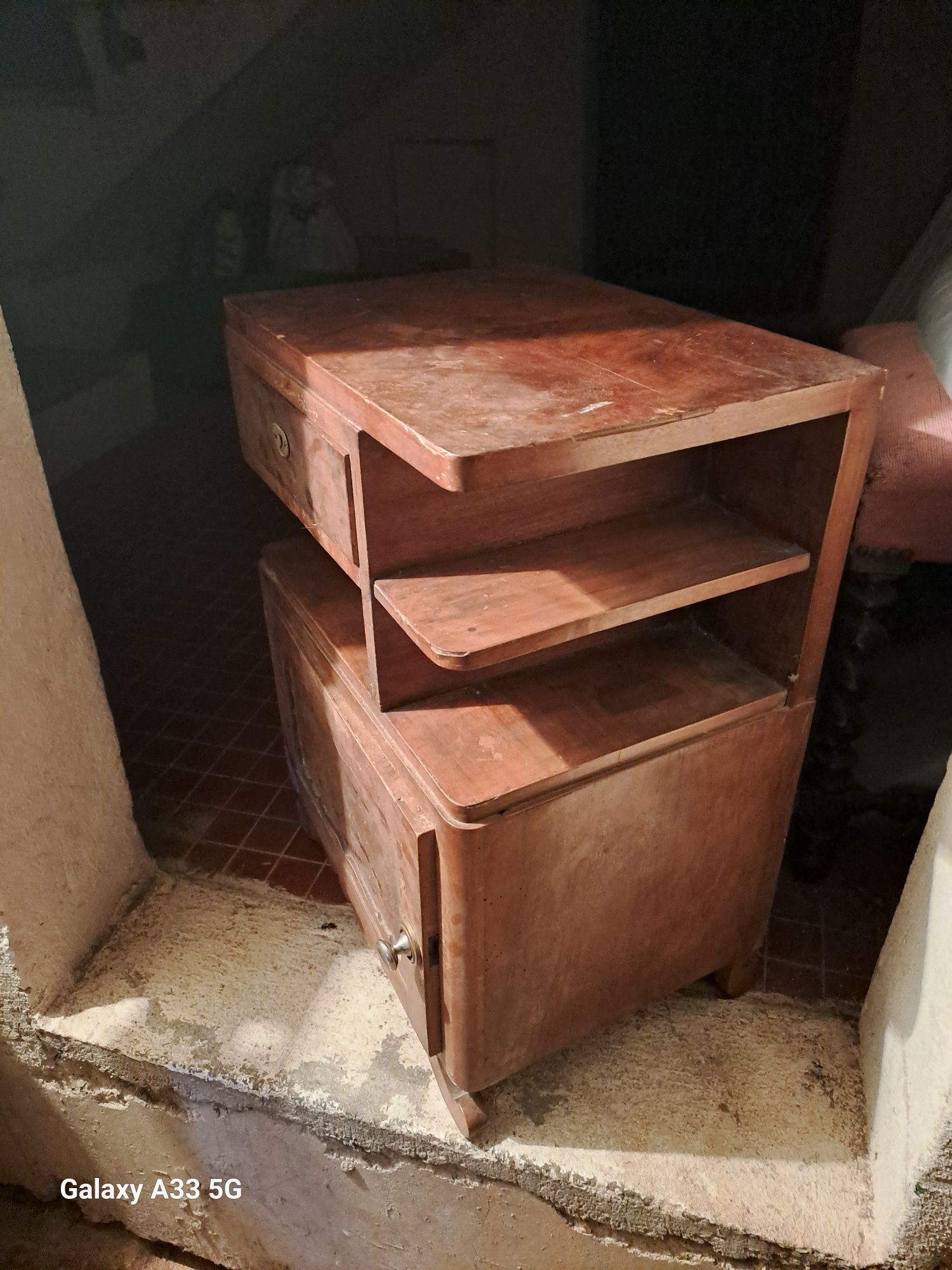 Mesa de cabeceira muigo antiga