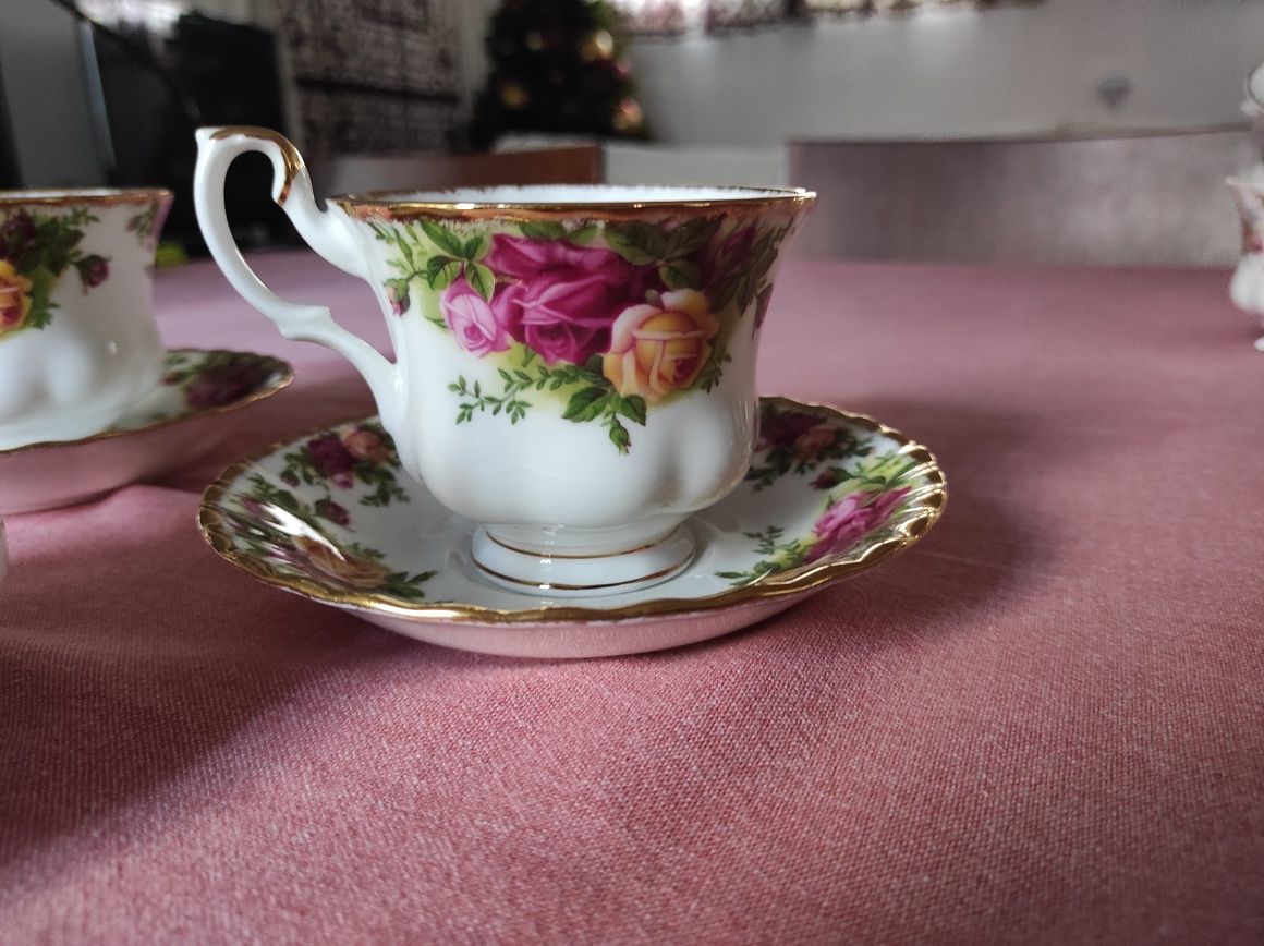 Vendo 2 chávenas de chá, açucareiro e pratos, Royal Albert