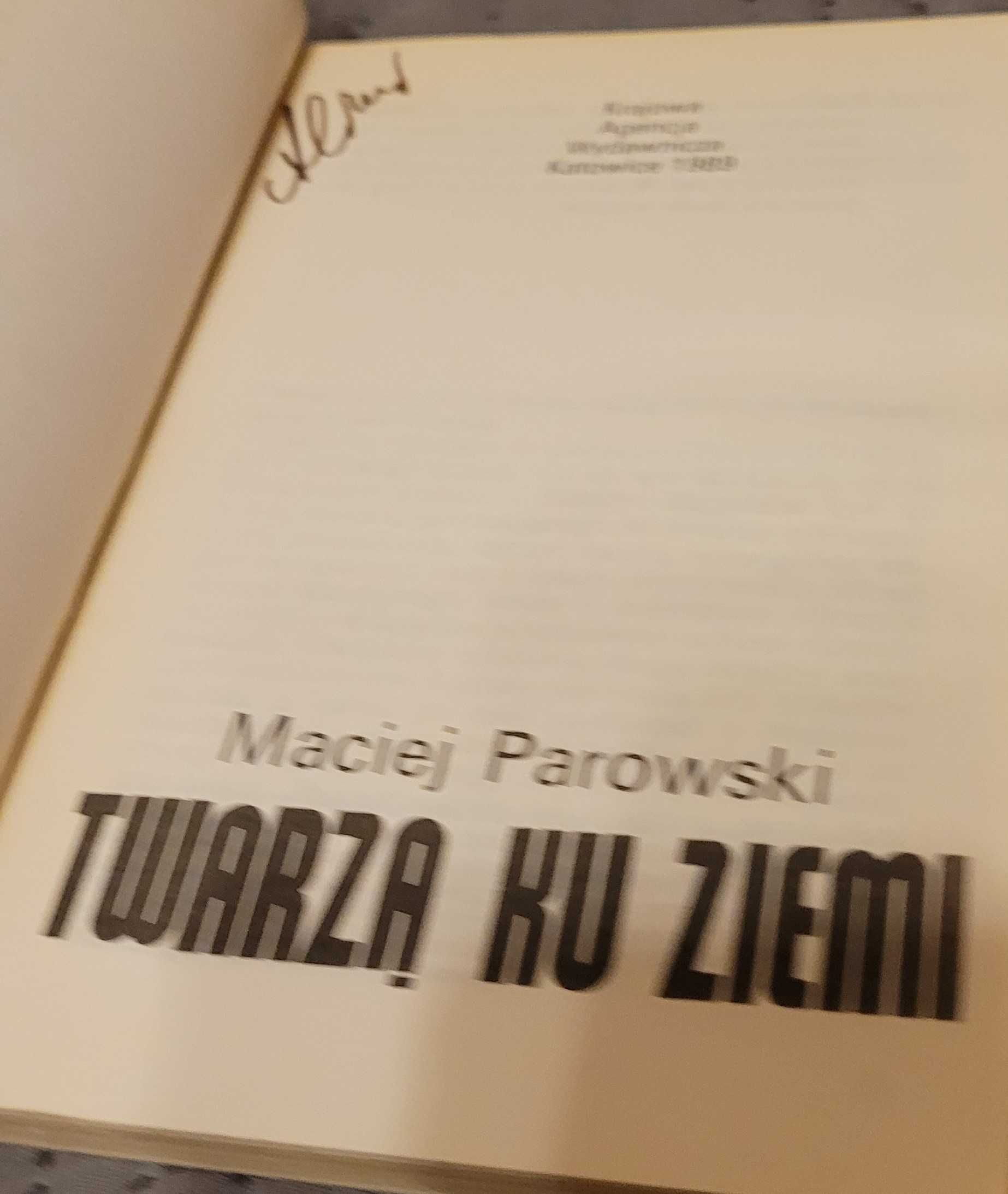 Twarzą ku ziemi Maciej Parowski