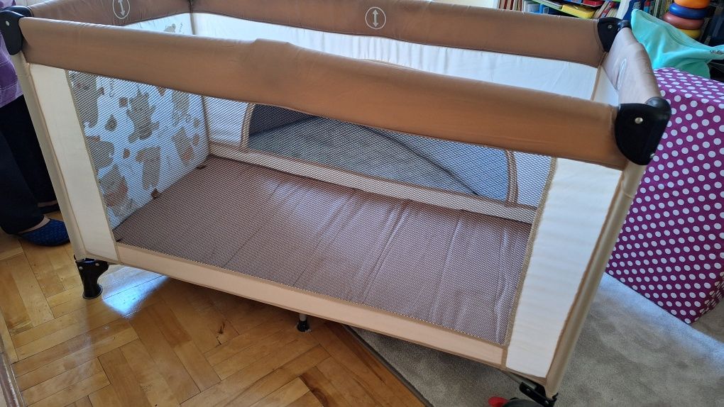 Łóżeczko turystyczne ,regulowana wysokość i odpinane wyjscie