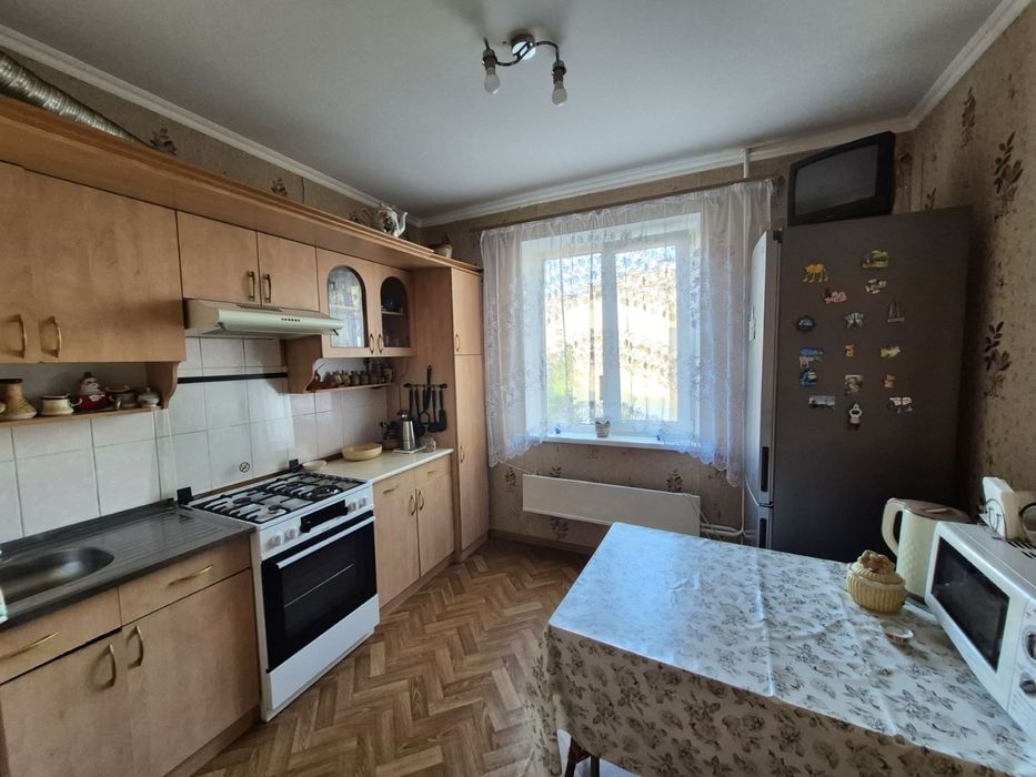 Продам 4х кімнатну квартиру Малікова