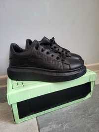 Alexander McQueen. Nowe czarne skórzane sneakersy / buty sportowe, 39