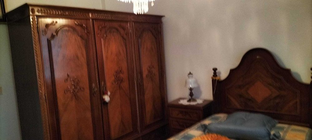 Quarto solteiro 2 camas mesa cabeceira