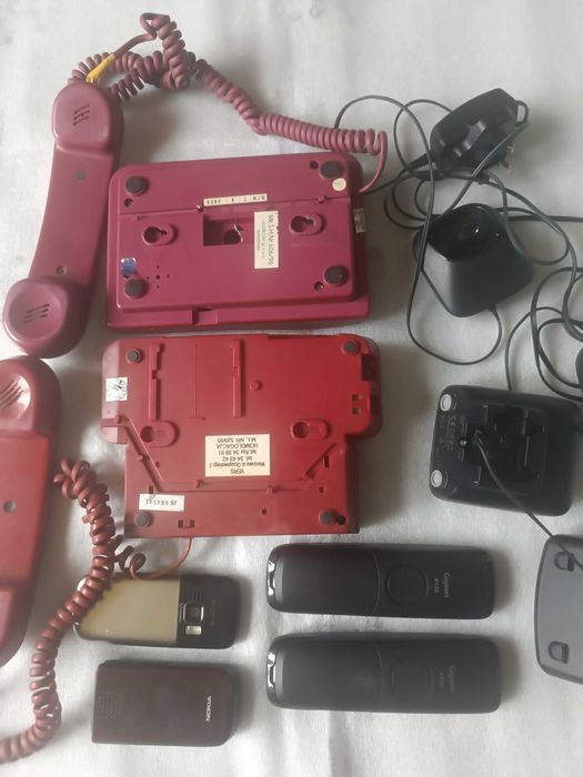 Zestaw starych telefonów