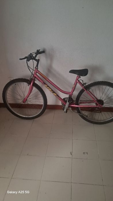 Vendo bicicleta roda 24 cor de rosa em bom estado.