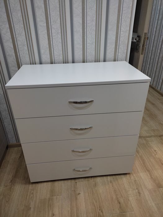 Комод білого кольору
