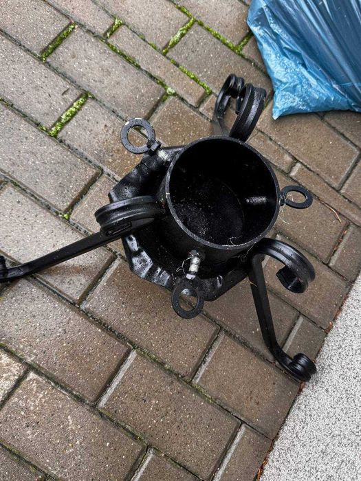 Metalowy stojak na choinkę – ciężki, stabilny, kuty