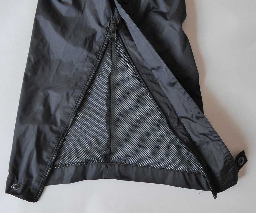 czarne spodnie przeciwdeszczowe pakowane do kieszonki