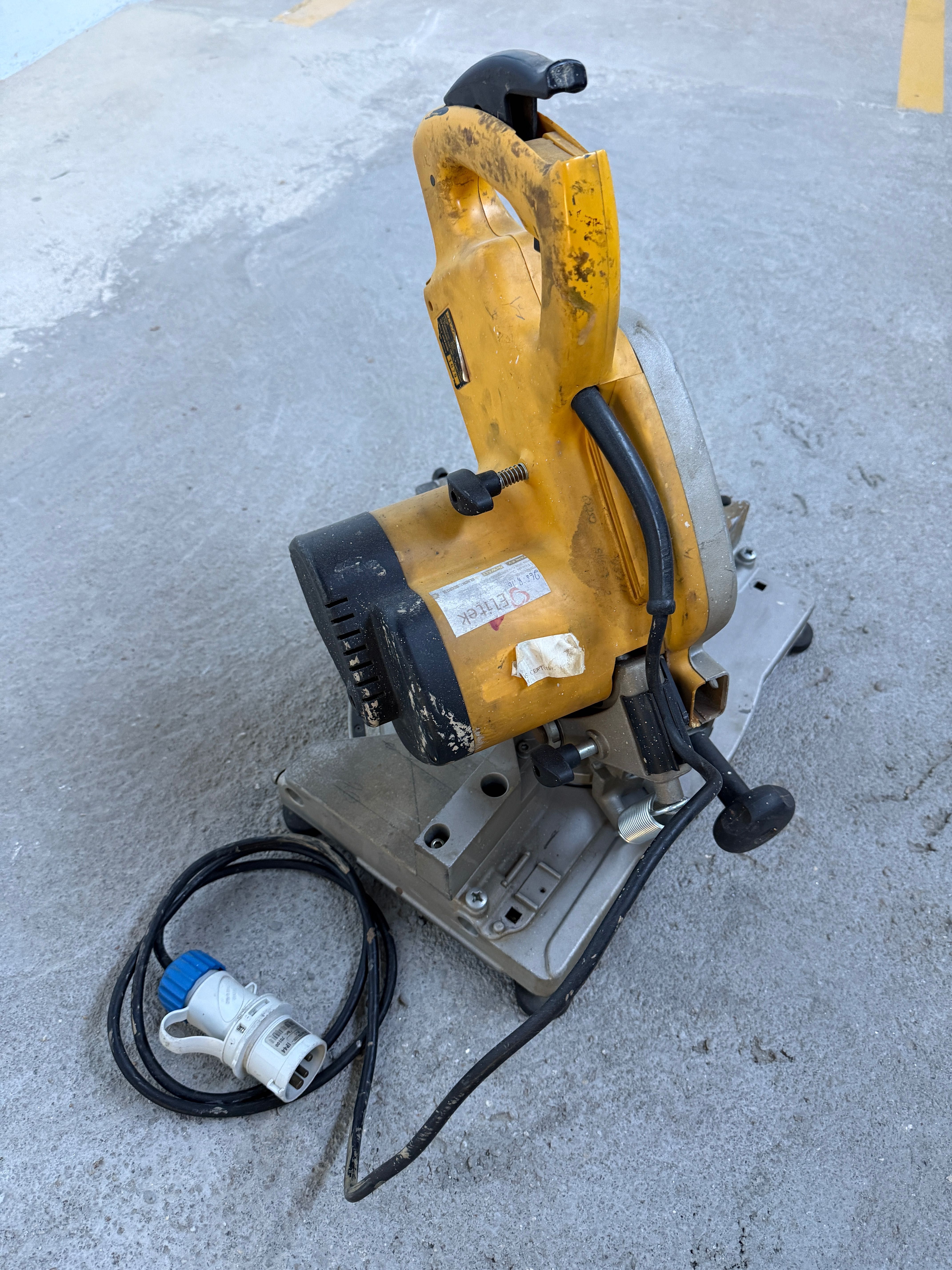SERRA DE ESQUADRIA MARCA DEWALT DW 700