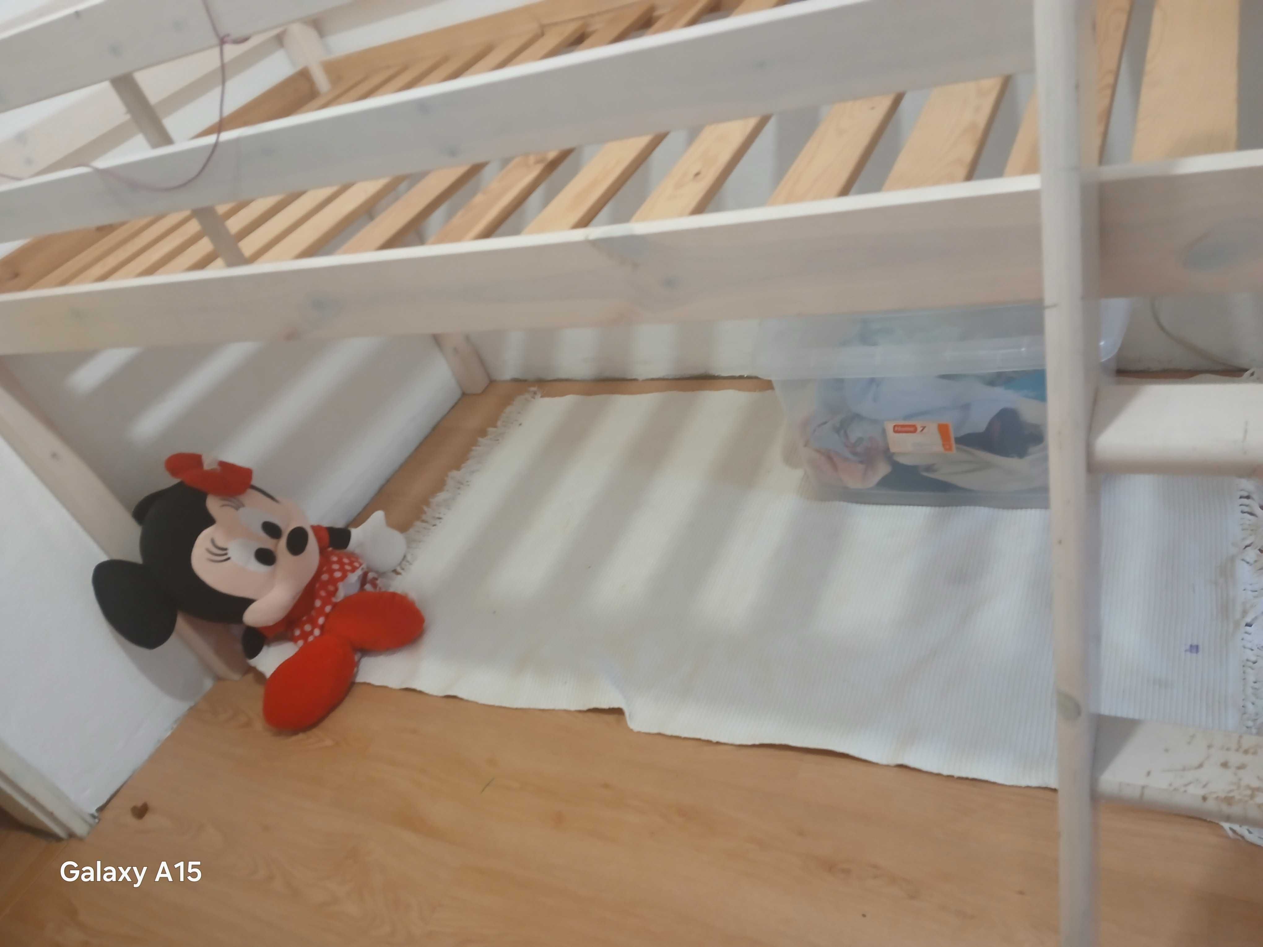 Cama de criança com espaço para arrumação e brincadeira