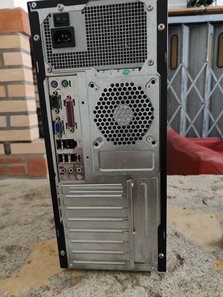 Computador fixo em bom estado