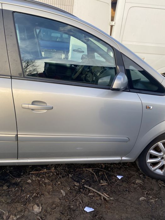 Двері передні задні,дверь,ляда Opel Zafira B
