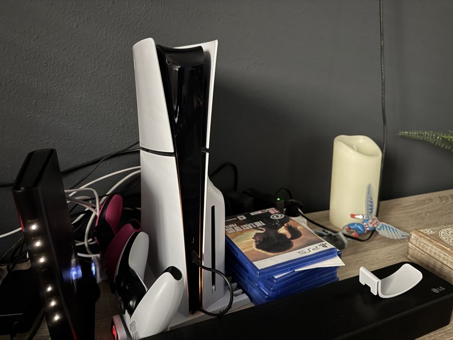 Playstation 5 Slim + Dois comandos + Stand + 5 jogos