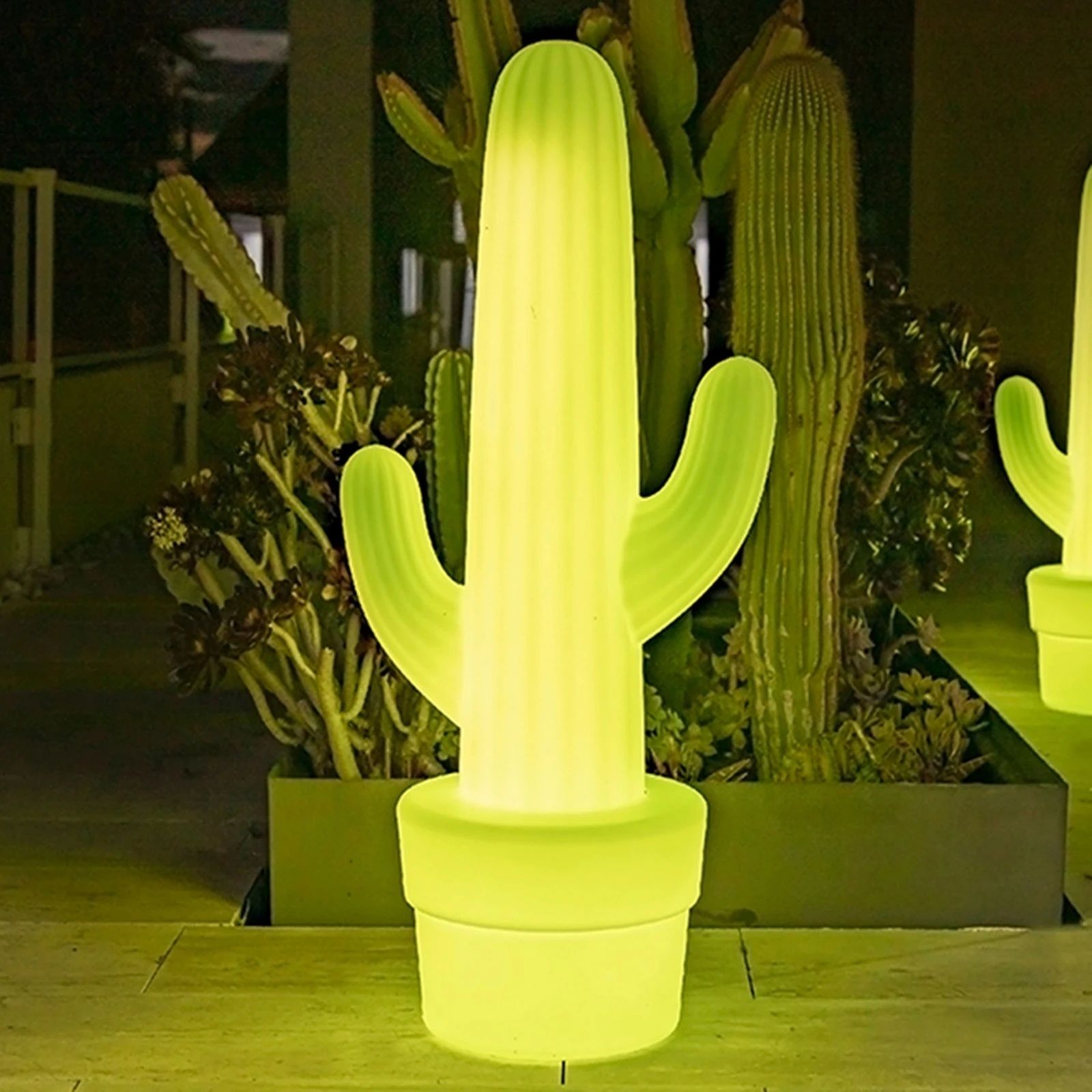 Candeeiro em polietileno cactus NOVO