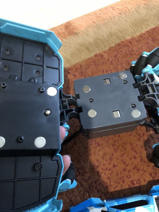 Машинки  достаточно большие. За две 550 гр.