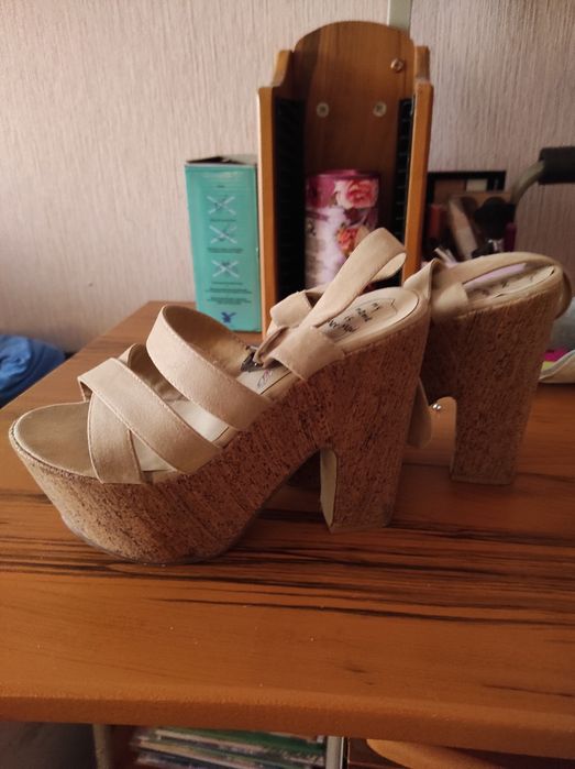 Продам женские босоножки