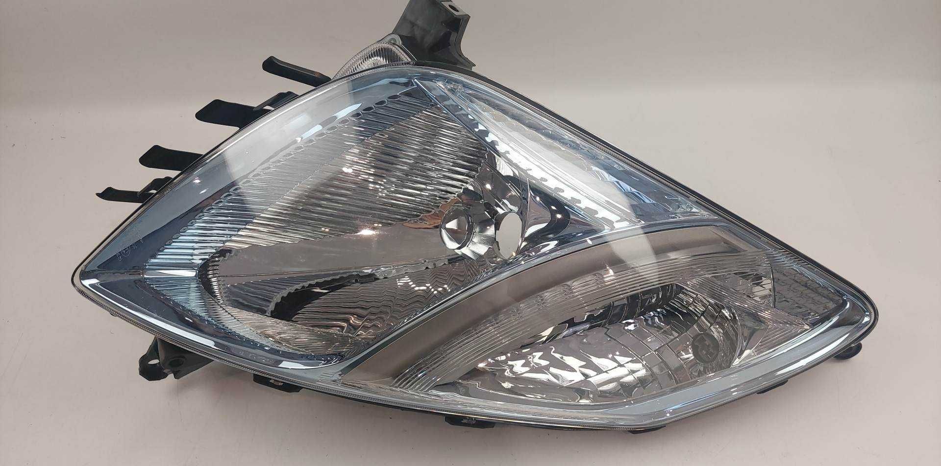 Reflektor lampa Tyc Toyota prawa