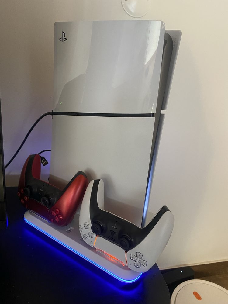 Playstation 5 com dois comandos mais base.