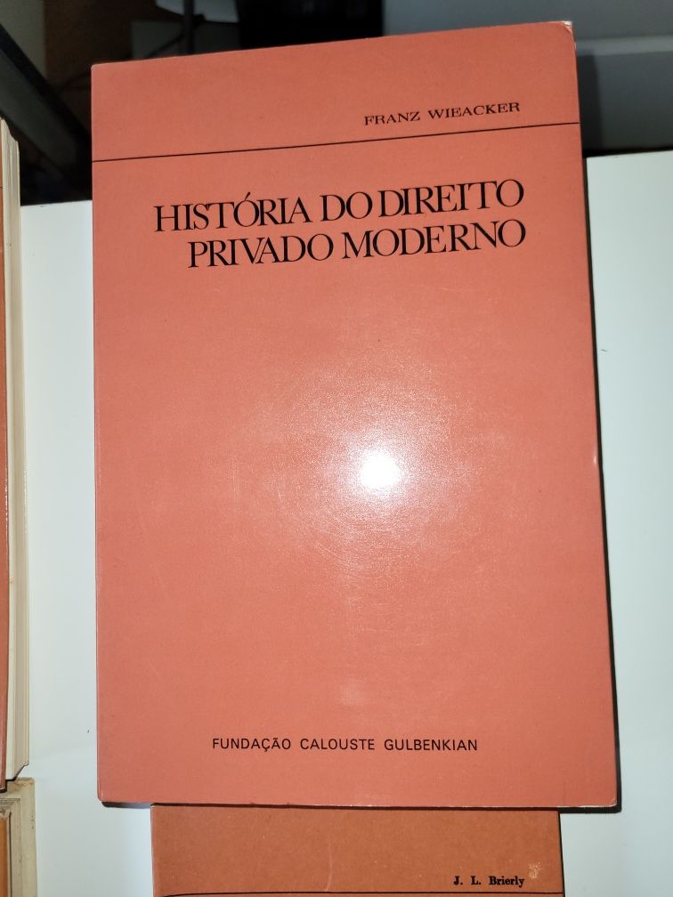 Livros de direito, da Fundação Calouste Gulbenkian, 10€ cada